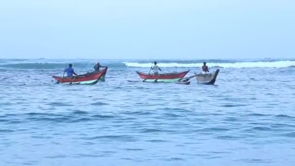 Pescadores em velhos barcos tradicionais no mar — Vídeo de Stock