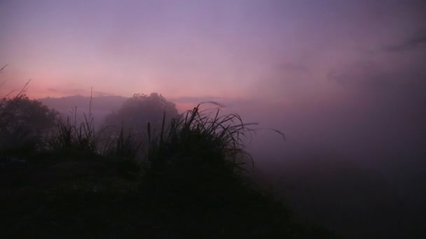 Mglisty wschód słońca na szczycie małe Adam — Wideo stockowe