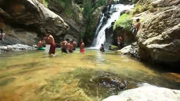 Persone che si godono le cascate Ravana — Video Stock