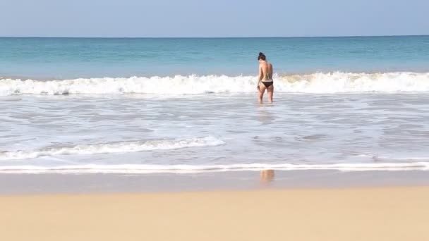 Frau steigt in den Wellen von Mirisa ins Meer ein — Stockvideo