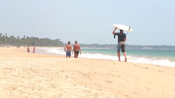 Man carry surfboard on his head — Stock Video