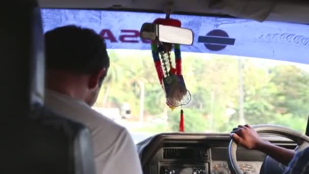 Tráfego de subúrbios de dentro de um carro em movimento — Vídeo de Stock