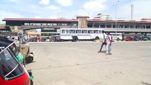 Traffic in front of Galle bus station — Stock Video
