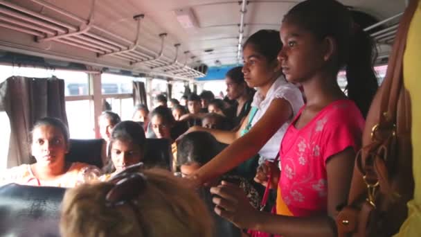 Vista interior de un autobús lleno de gente — Vídeo de stock