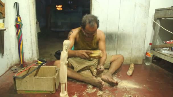 Скульптор работает в своем магазине — стоковое видео