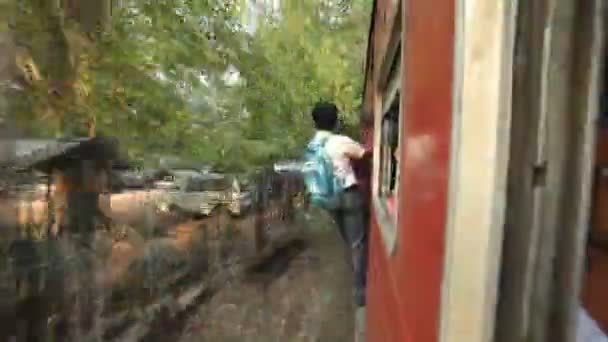 Homem local viajando na entrada do trem — Vídeo de Stock