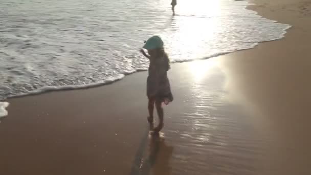 Liten flicka på stranden i Mirissa i Sri Lanka — Stockvideo