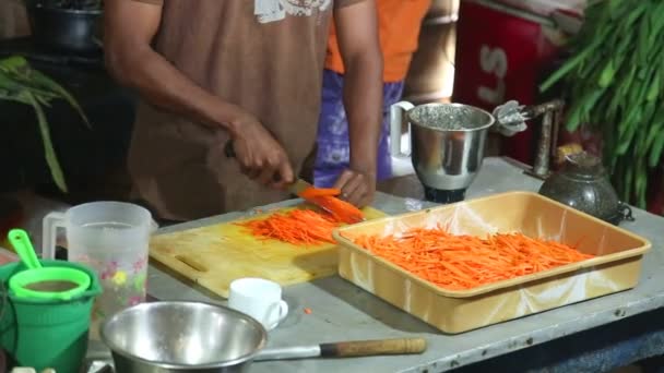 在一家餐馆厨师切胡萝卜 — 图库视频影像