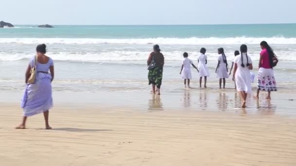 People on the beach — Stock Video