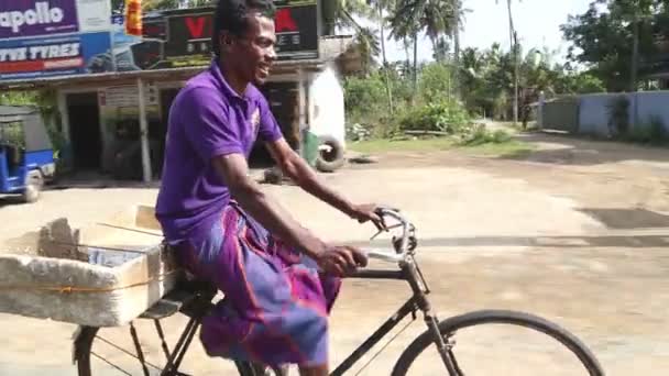 Lokale man fietsten — Stockvideo