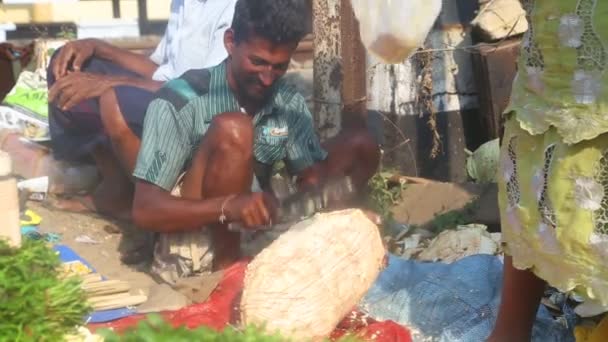 Lokale man zitten en snijden nangka — Stockvideo