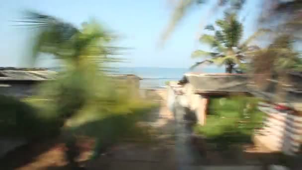 Veduta dei sobborghi balneari di Colombo dal treno di passaggio . — Video Stock