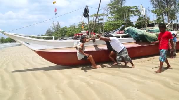 Pescadores empujando barco — Vídeos de Stock