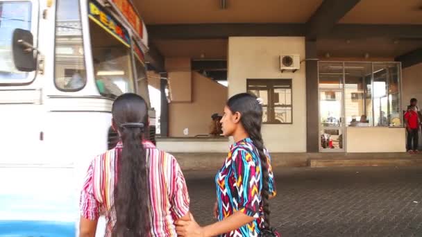 Twee vrouwen op het busstation in Galle — Stockvideo