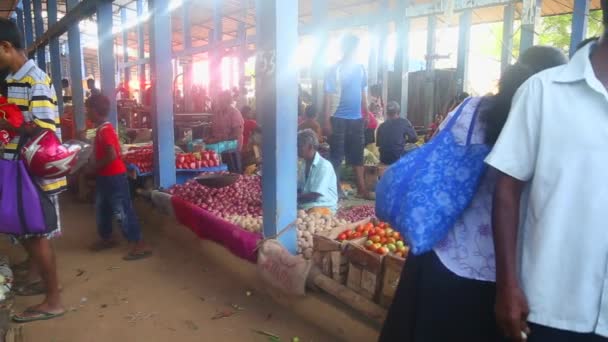 Местные жители просматривают воскресный рынок Хиккадува . — стоковое видео