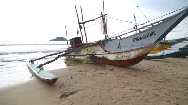 Widok na drewniane łodzie rybackie na plaży — Wideo stockowe