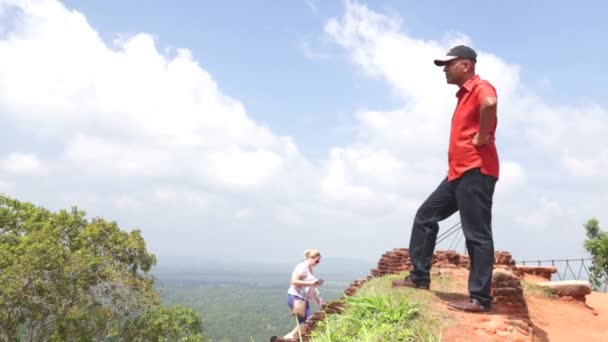 Uomo ammirando vista dalla cima del monte Sigiriya — Video Stock