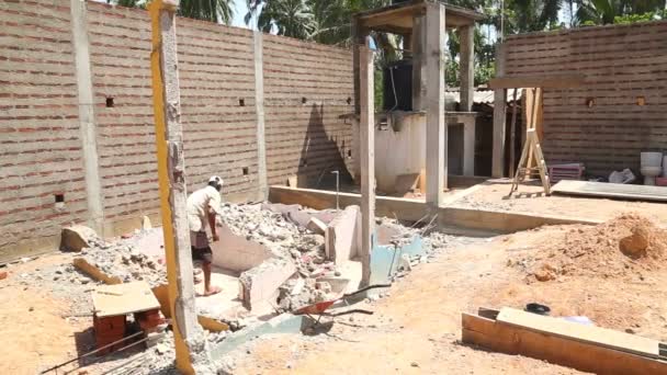 Lokale bouwvakker schept grind op de bouwplaats. — Stockvideo