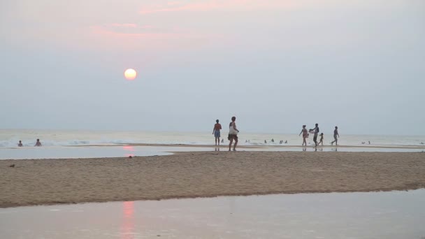 Hikkaduwa strand bij zonsondergang — Stockvideo