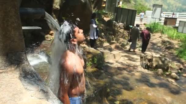 Gente disfrutando de las cataratas Ravana — Vídeo de stock