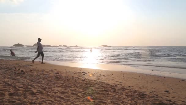 Plaj ve okyanusta dışarı sıçramasına dalgalar — Stok video