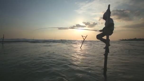 Pescador en una caña de pescar — Vídeo de stock