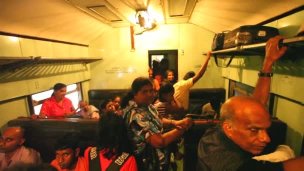 Des gens assis et debout dans un train — Video