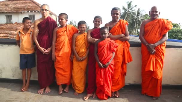 Les moines bouddhistes dans un temple bouddhiste — Video