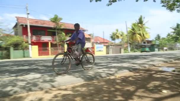 Man op een fiets — Stockvideo