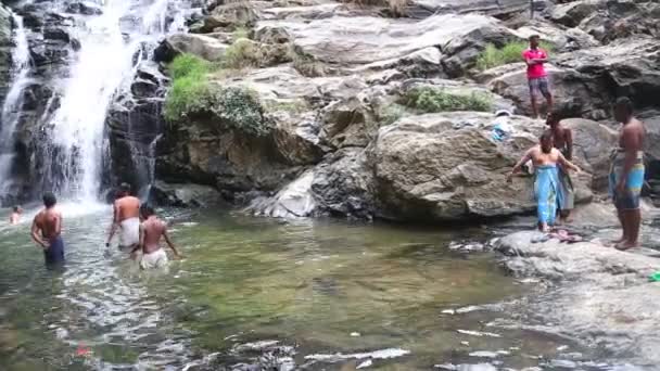 Personas disfrutando y bañándose en Ravana Falls — Vídeo de stock