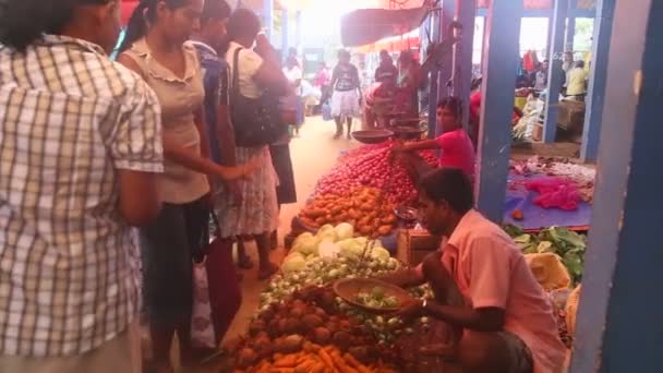 Lokale mannen verkopen en vrouwen kopen op de markt — Stockvideo