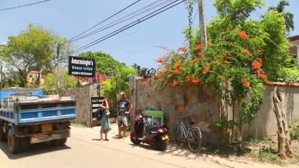 Vista de uma rua em Mirissa — Vídeo de Stock