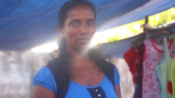 Portret van vrouwelijke leverancier op Hikkaduwa markt. — Stockvideo
