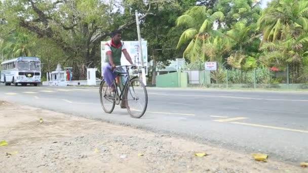 Hombre en bicicleta — Vídeos de Stock