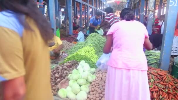 Lokale bevolking verkopen en op Hikkaduwa markt passerende mensen — Stockvideo