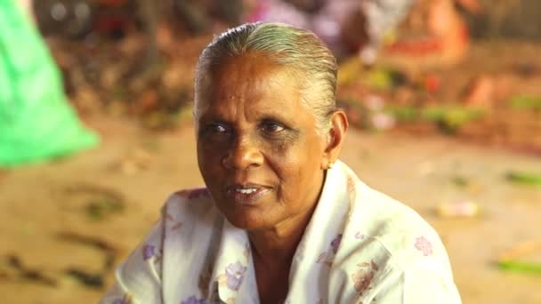 시장에서 지역 노인 여성 — 비디오