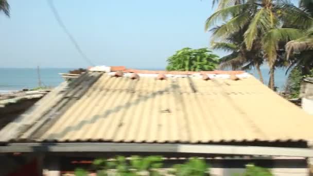 Vista de los suburbios costeros de Colombo desde el tren que pasa — Vídeos de Stock