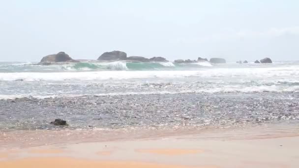 Vista al mar en Hikkaduwa con olas salpicando la playa . — Vídeo de stock