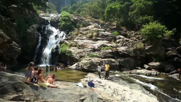 Gente disfrutando de las cataratas Ravana — Vídeos de Stock