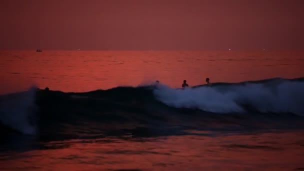 Hikkaduwa strand bij zonsondergang — Stockvideo