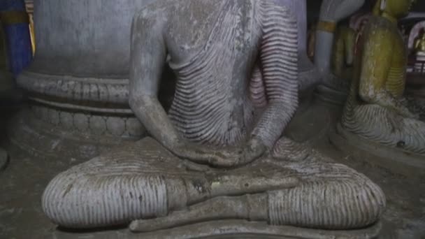 Buda altın tapınakta oturuyor — Stok video