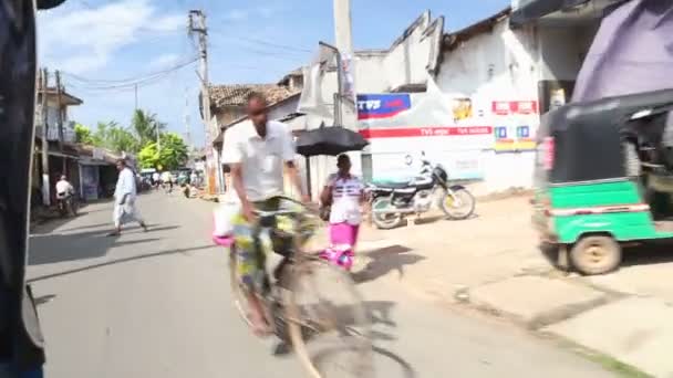 Tráfico local de tuktuk en Weligama — Vídeos de Stock