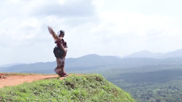 Mujer mirando la vista de Sigiriya — Vídeos de Stock