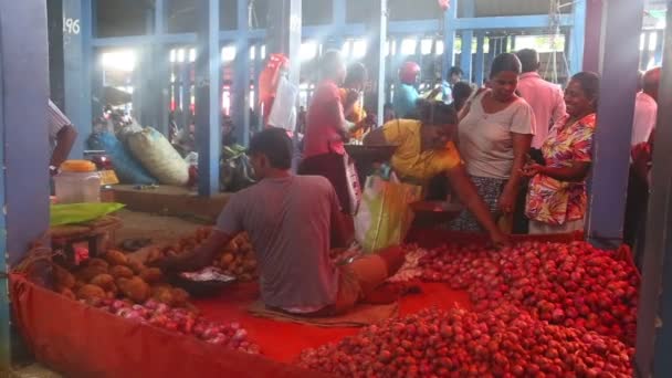 Vendedor local y gente comprando en el mercado — Vídeos de Stock