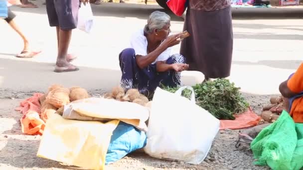 Mulher sentada e vendendo no mercado — Vídeo de Stock