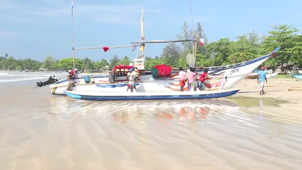 Pêcheurs tirant bateau hors de l'océan — Video