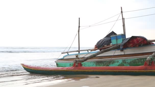 Boat on the beach in Weligama — Stock Video