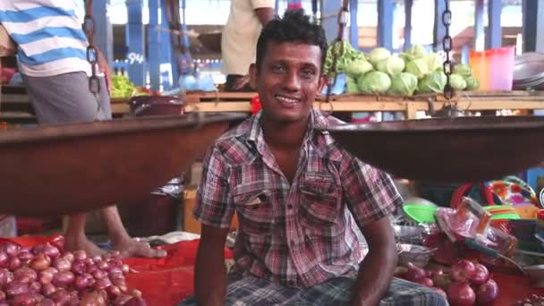 Человек, продающий свои продукты на воскресном рынке Хиккадува — стоковое видео