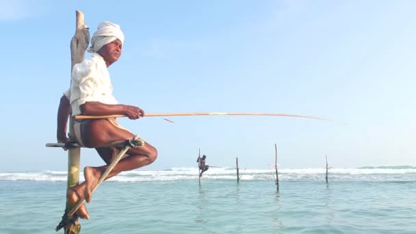 Pescatore su una canna da pesca — Video Stock