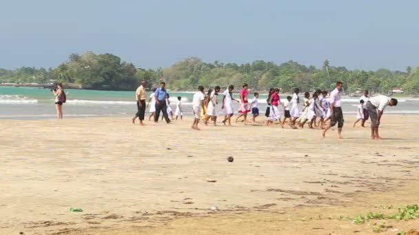 Skupina lidí na pláži v Weligamy — Stock video